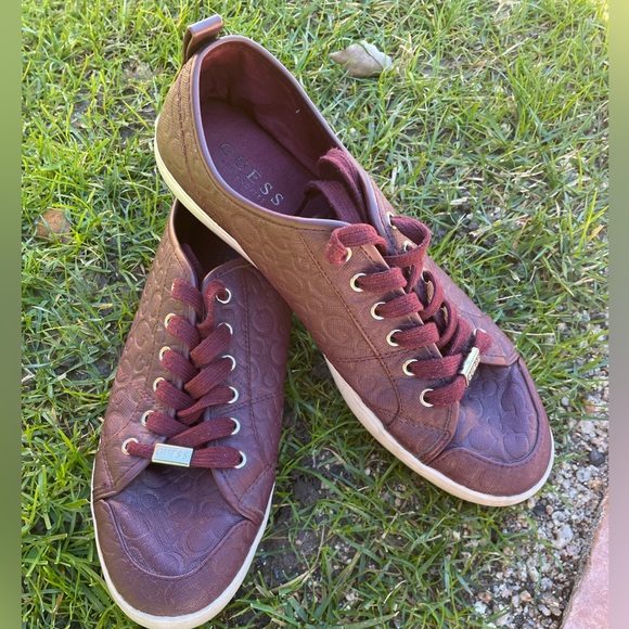 Guess Men burgundy sneakers - size 10 - Picture 2 of 10